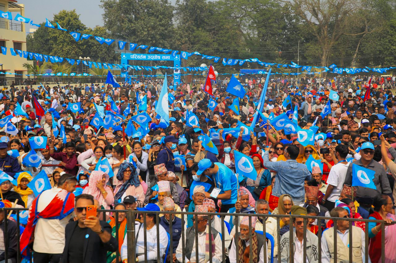 चितवनमा रास्वपाकाे परिर्वतन उद्घोष सभामा युवादेखि वृद्धसम्म  (तस्विर)