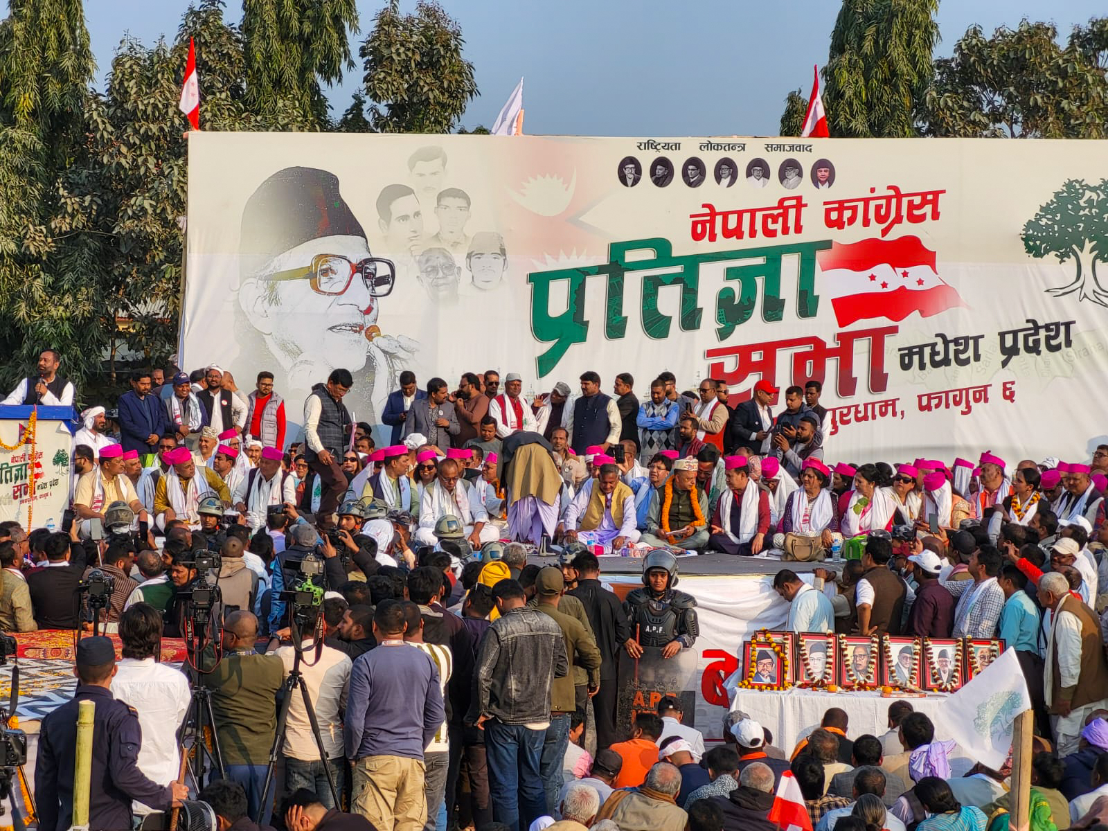 यस्तो देखियो जनकपुरमा कांग्रेसको चुनावी सभा (तस्बिरहरू)