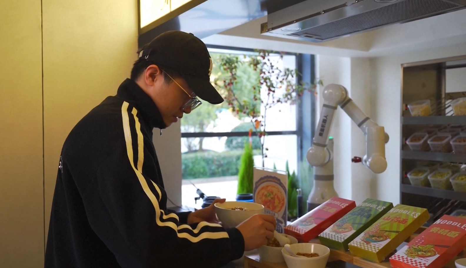 चीनले सुरु गर्यो एआईमा आधारित रोबोट रेस्टुरेन्ट