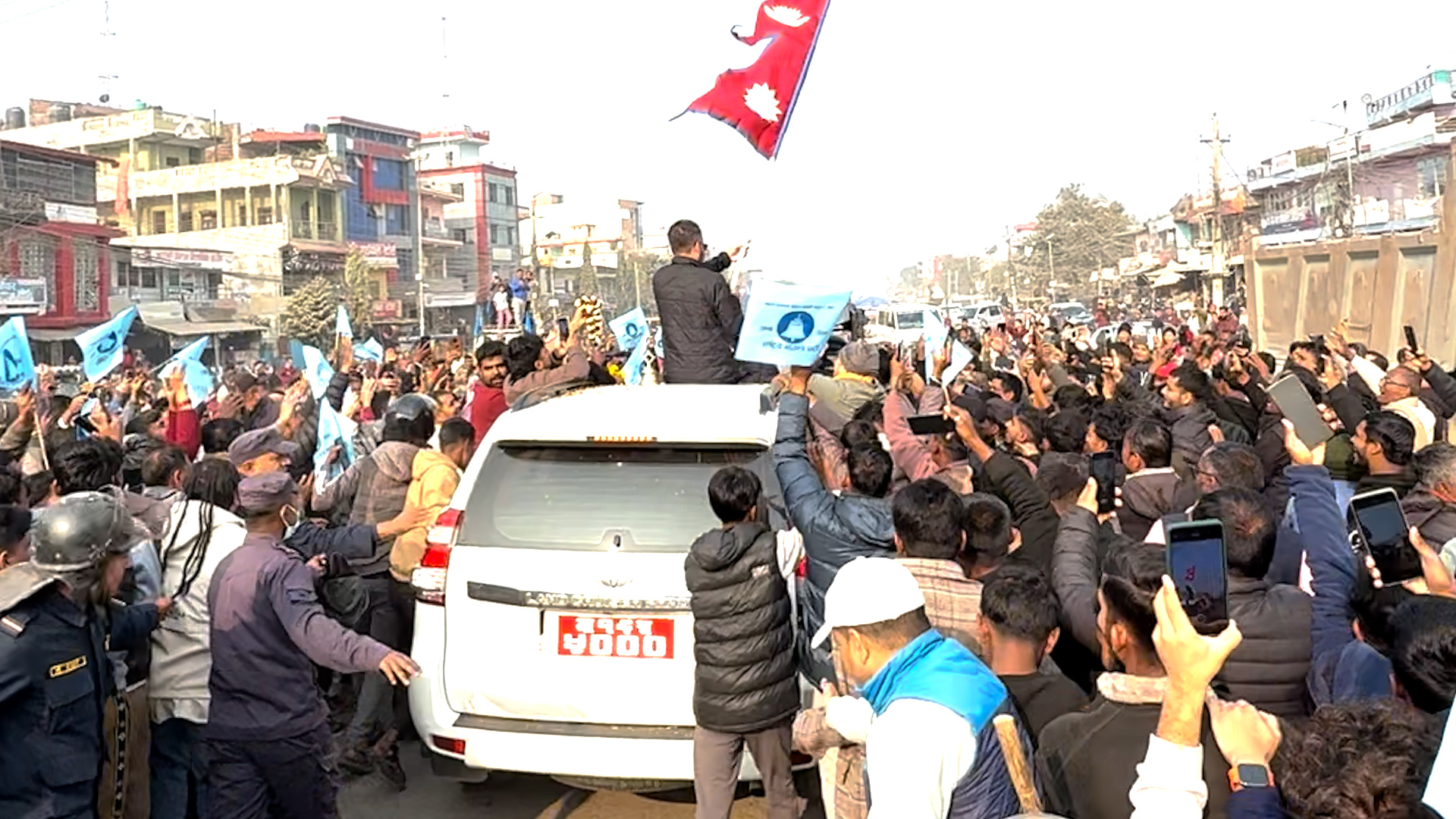 रास्वपाका वरिष्ठ नेता बालेन सर्लाहीमा, समर्थकको भीड (तस्बिर)