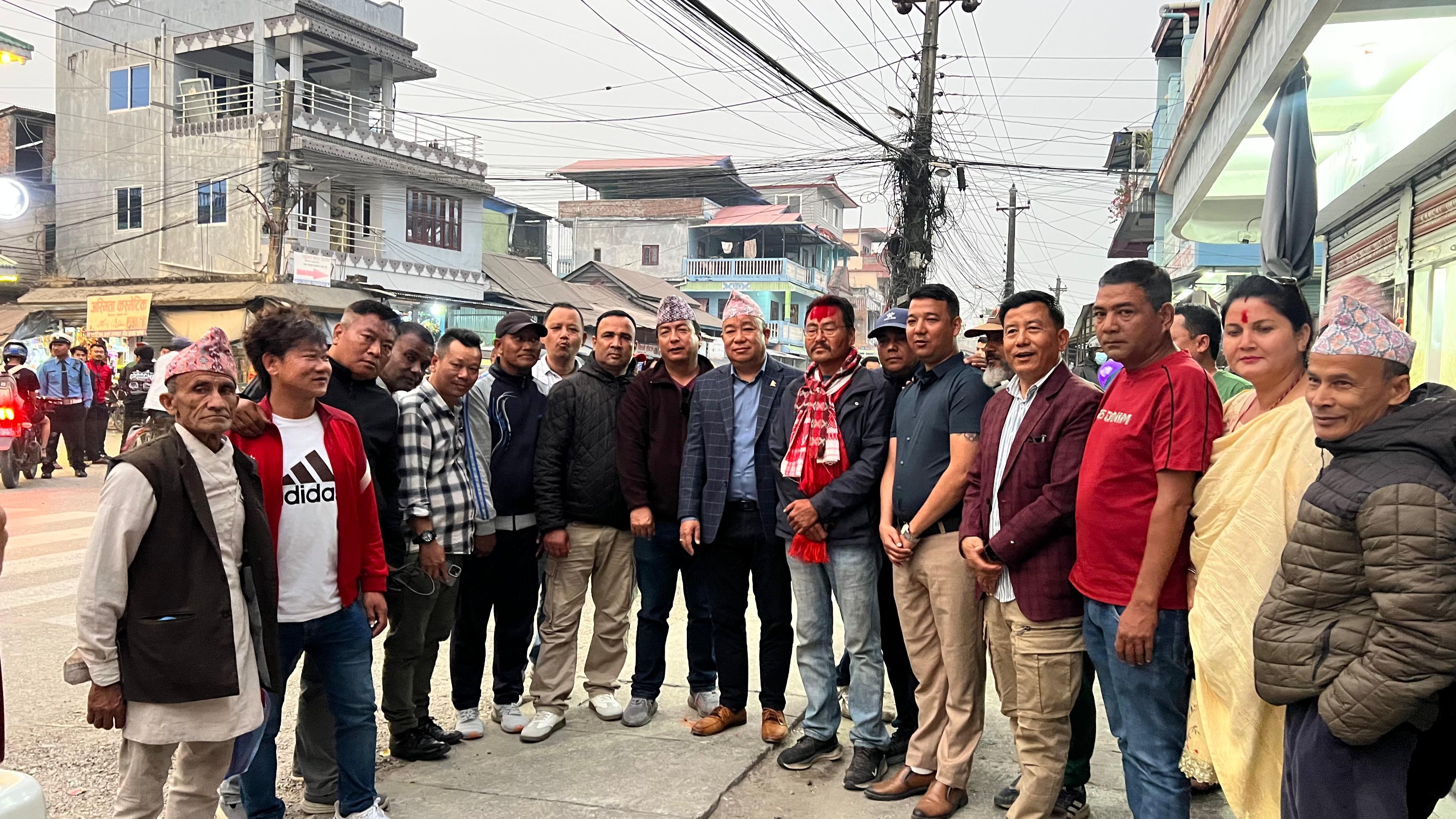 जनतासँगै बसेर समस्या समाधानको प्रतिबद्धता जनाउँदै खड्ग फागो घरदैलोमा