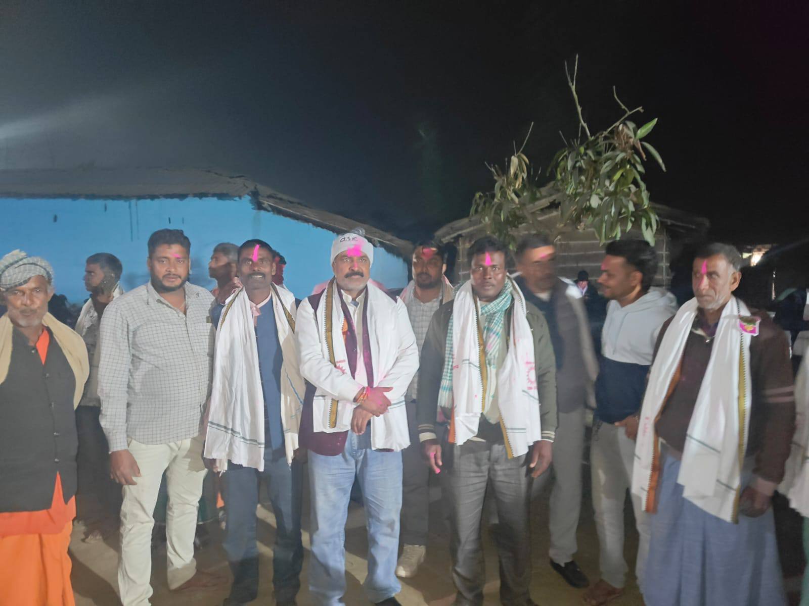 धनकौलमा कांग्रेसका सहनीसहितका नेता तथा कार्यकर्ताहरु एमालेमा प्रवेश