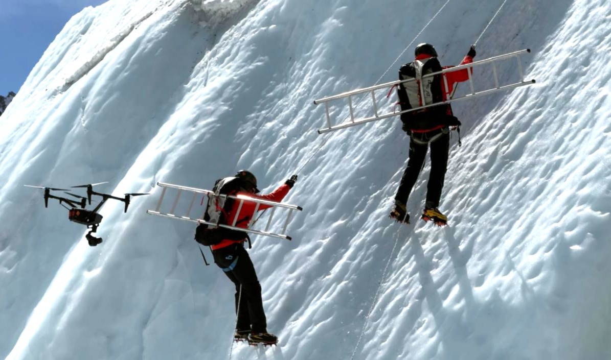 सुनसान सगरमाथा आधार शिविरमा अन्तर्राष्ट्रिय विज्ञापन छायाँकन