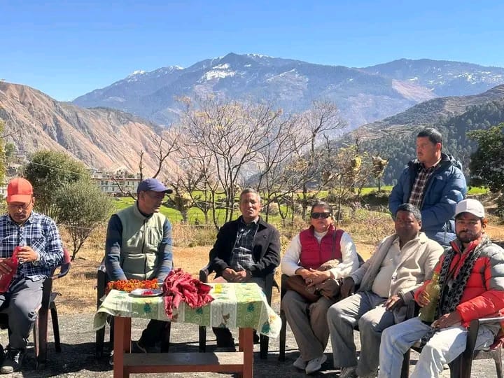 घरदैलो अभियानमा व्यस्त एमाले उम्मेदवार थापा