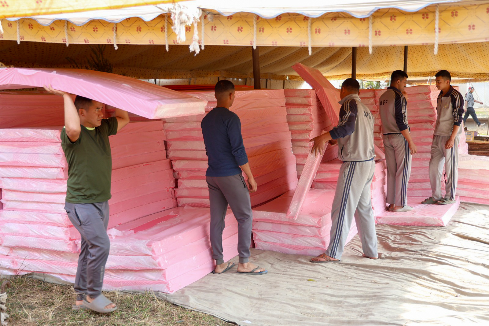 मतदान सामग्री विभिन्न जिल्लामा पठाउन तयारी गरिँदै (तस्बिरहरू)