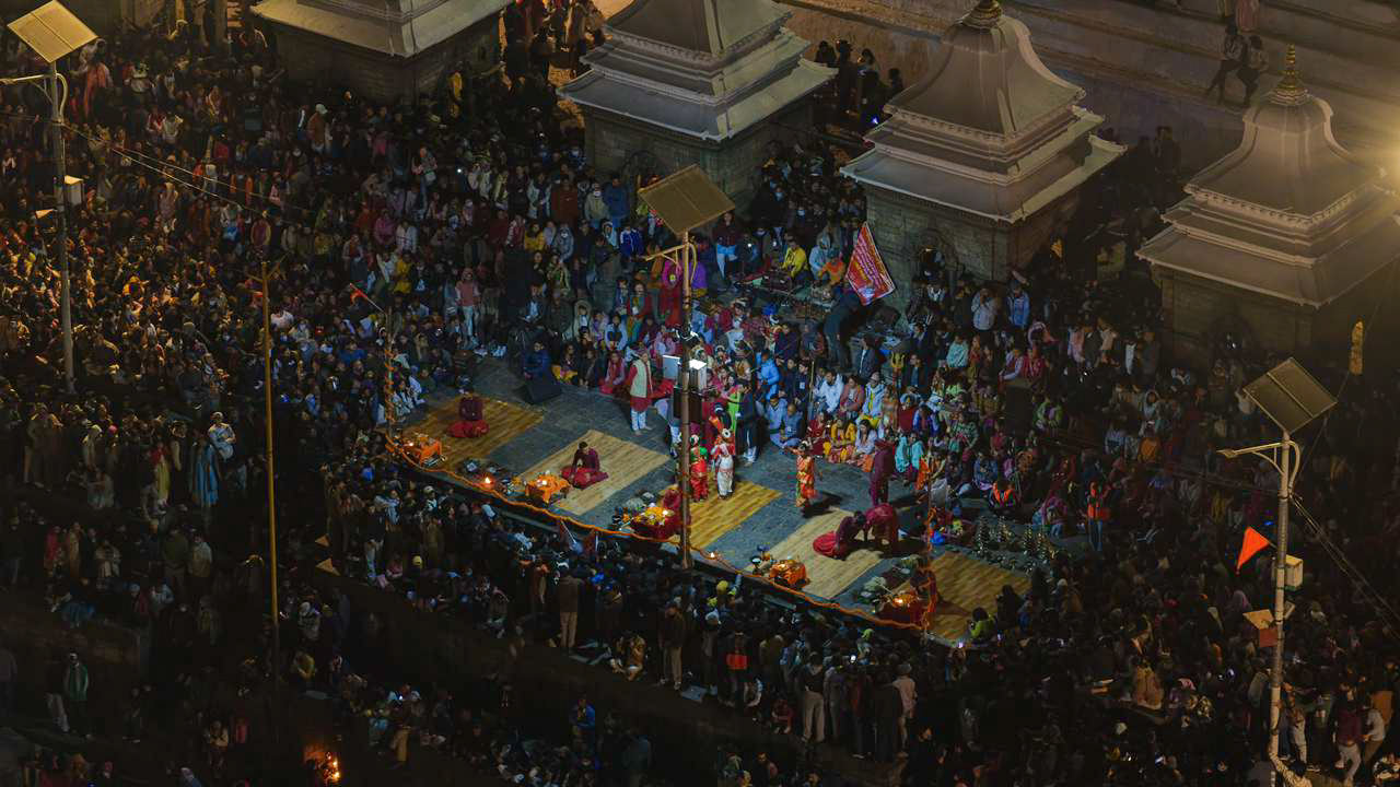 शिवरात्रिको रात, बत्ती र भक्तजनले उज्यालो बनेको पशुपति (ड्रोन दृश्यहरू)