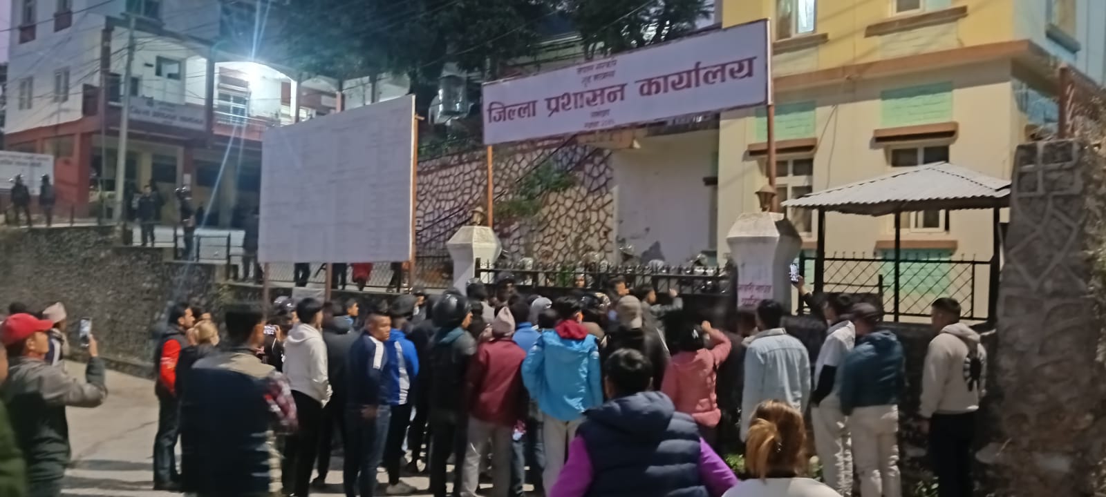 क्षतिपूर्ति माग्दै प्रशासन कार्यालय रामेछाप घेराउ: बस दुर्घटनाका पीडितमाथि अश्रु ग्यास र हवाई फायर