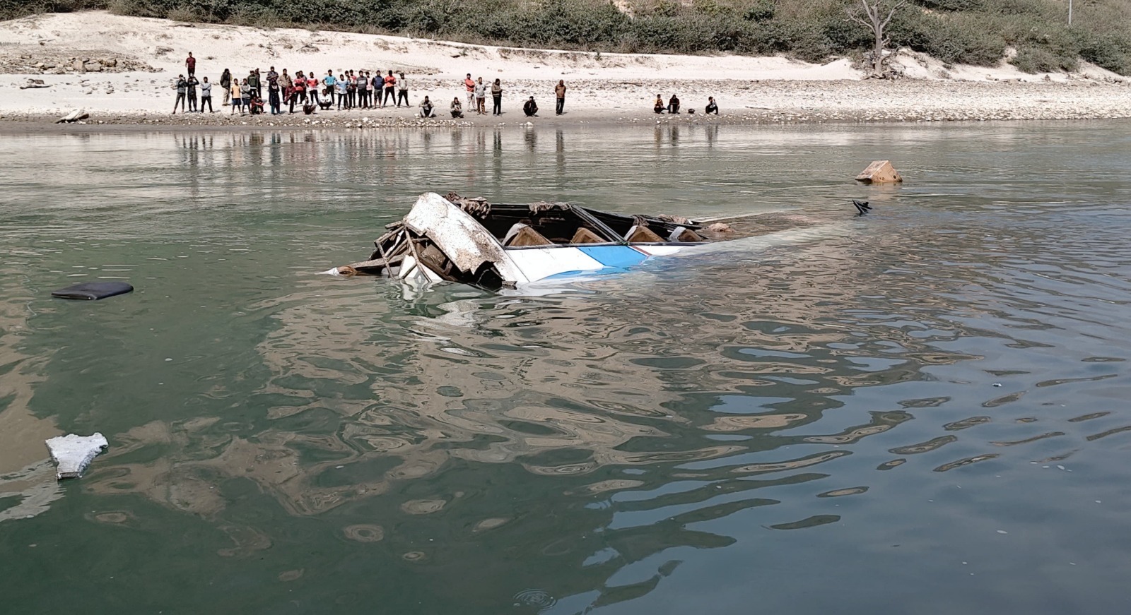 तामाकोसी दुर्घटनामा मृतकका परिवारलाई राहत, प्रशासनसँग सहमतिपछि पोष्टमार्टम सम्पन्न