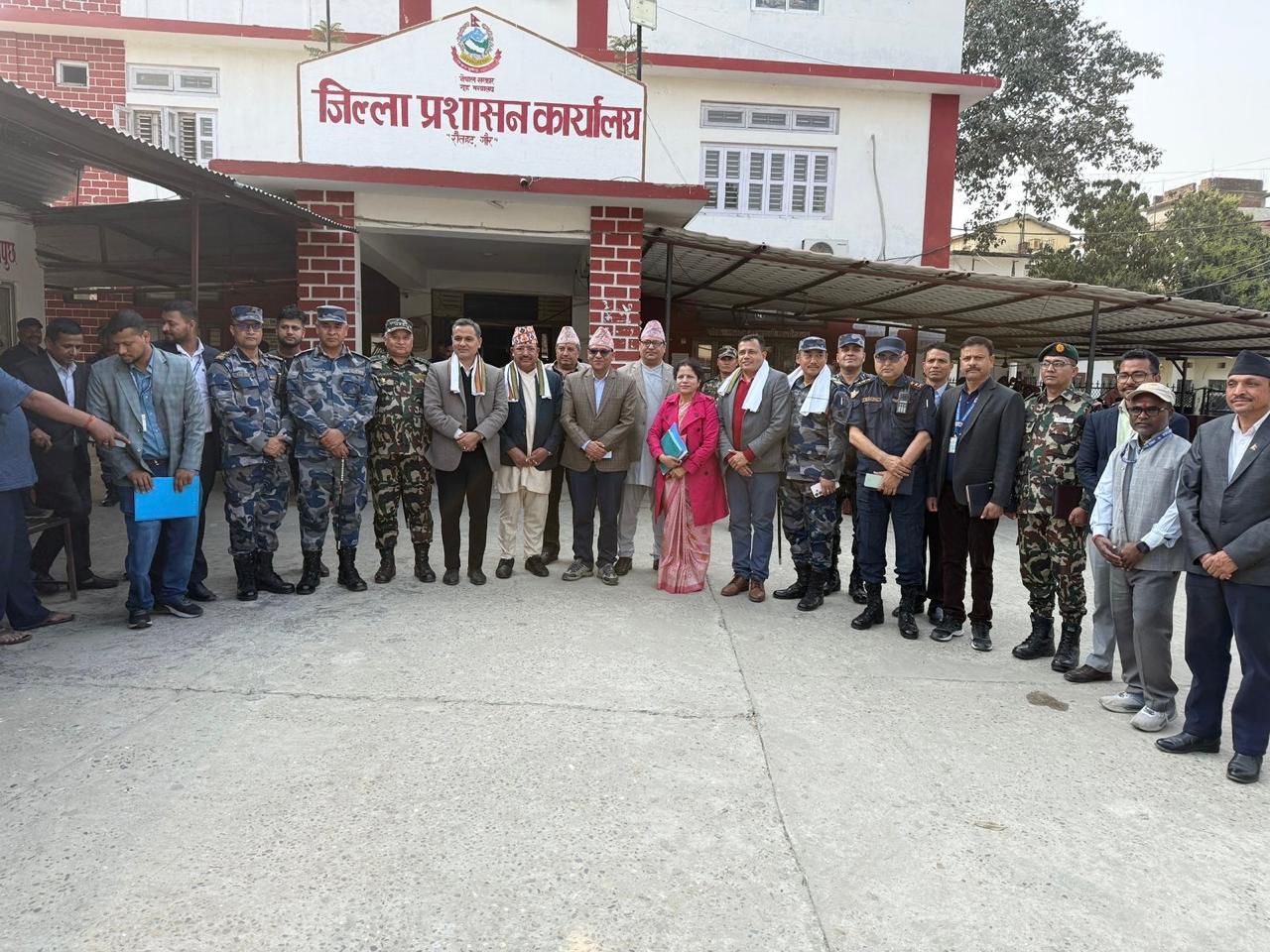 गृहमन्त्री विभिन्न जिल्लाका मतदान स्थलको अनुगमनमा