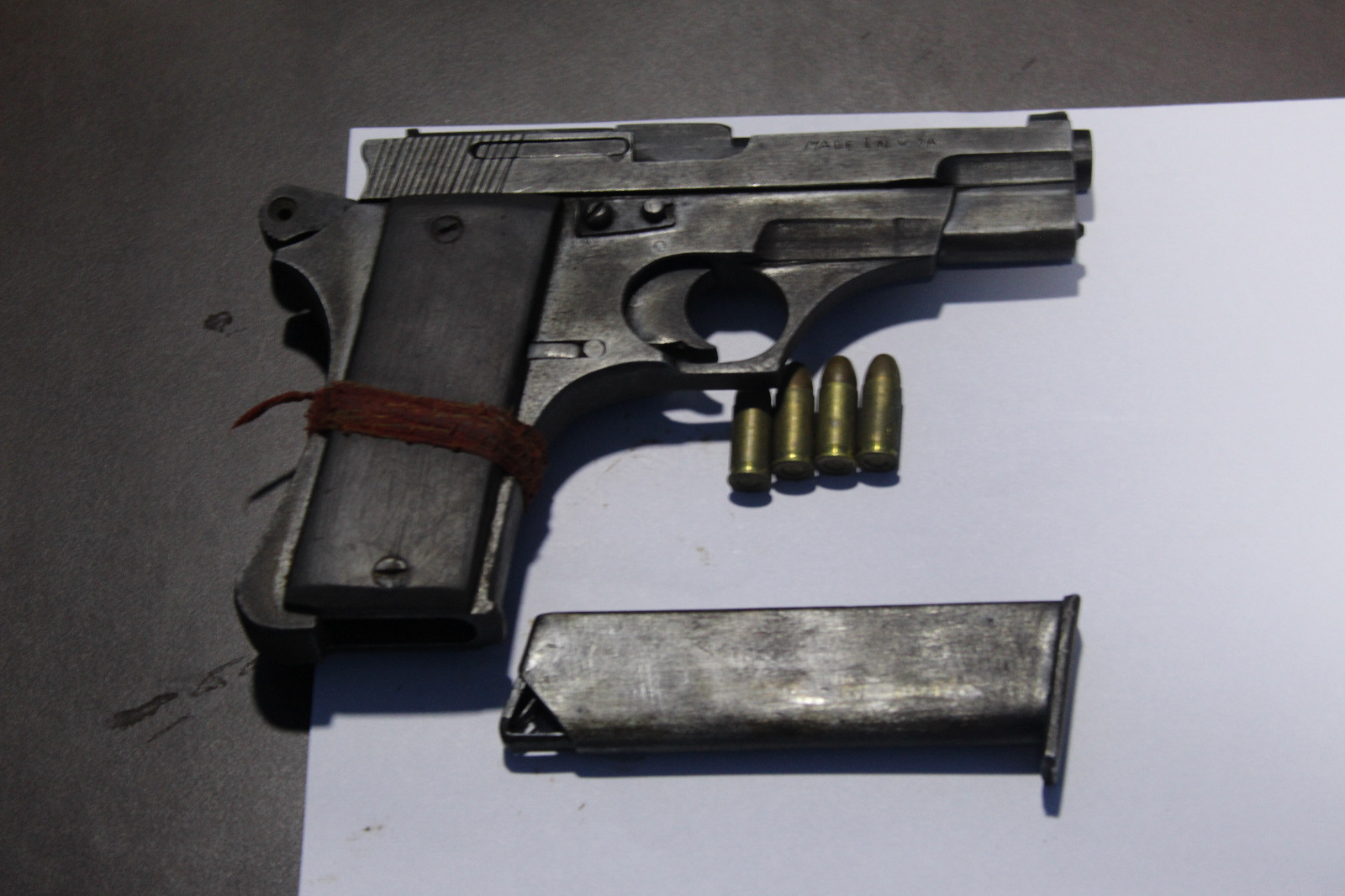 कारबाट मेड इन अमेरिका लेखिएको पेस्तोल बरामद