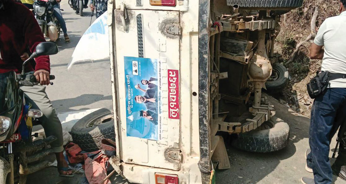 रास्वपाको चुनाब प्रचार गर्ने गाडीको ठक्करले ४ जना घाइते