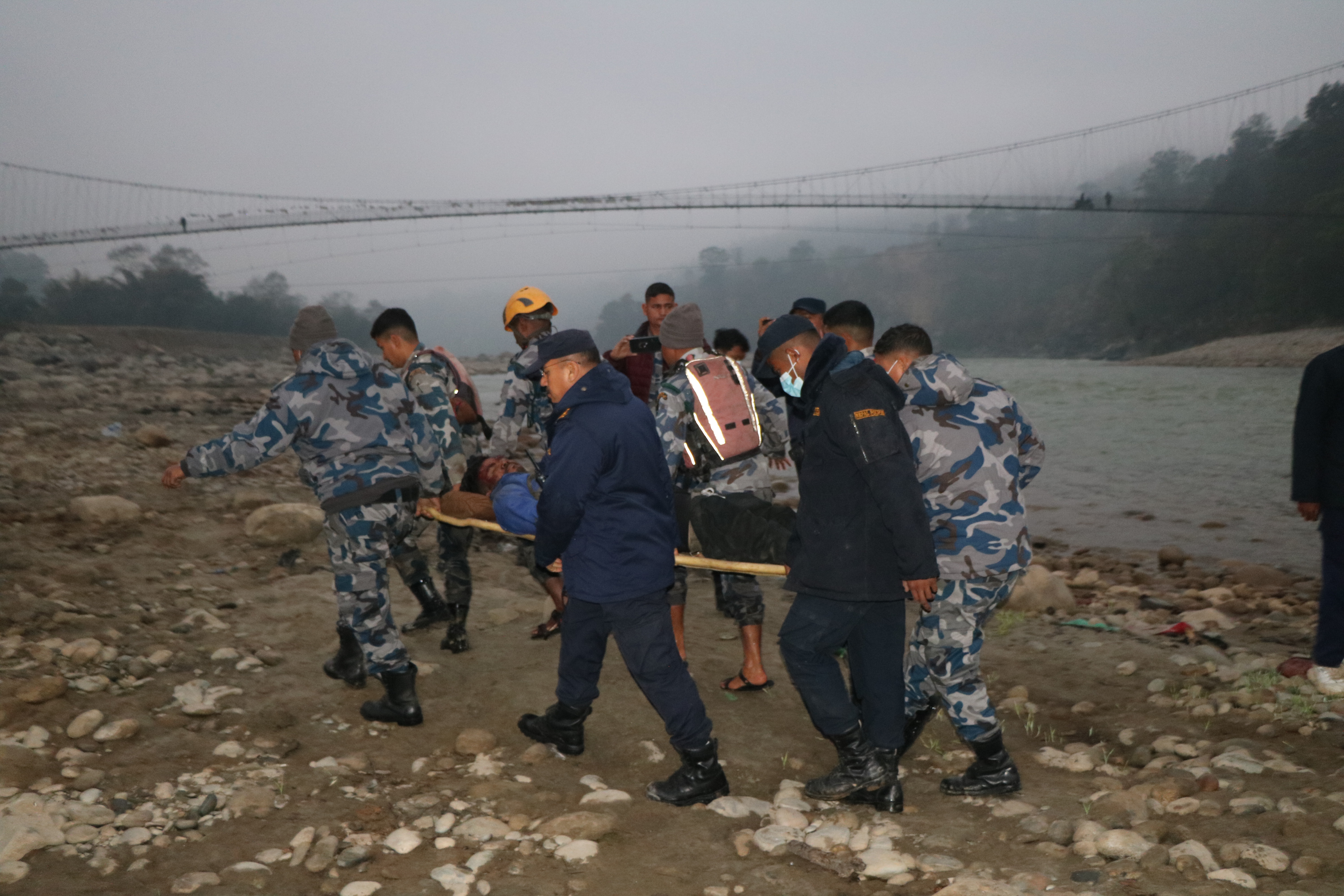 बसभित्र च्यापिएका घाइतेको पाँच घण्टापछि जीवितै उद्धार