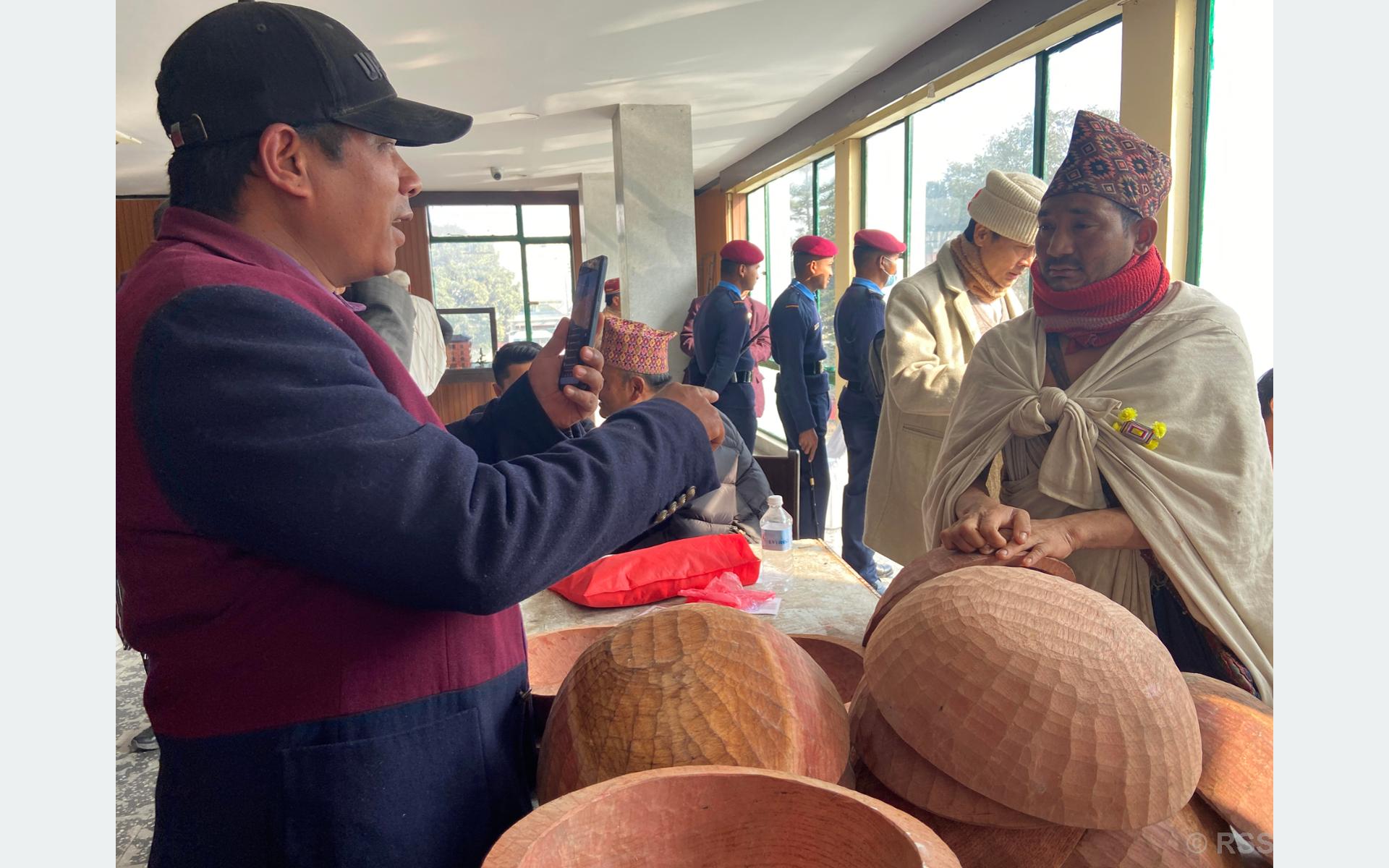 राउटेले बनाएका भाँडा किन्नेभन्दा फोटो खिच्ने धेरै