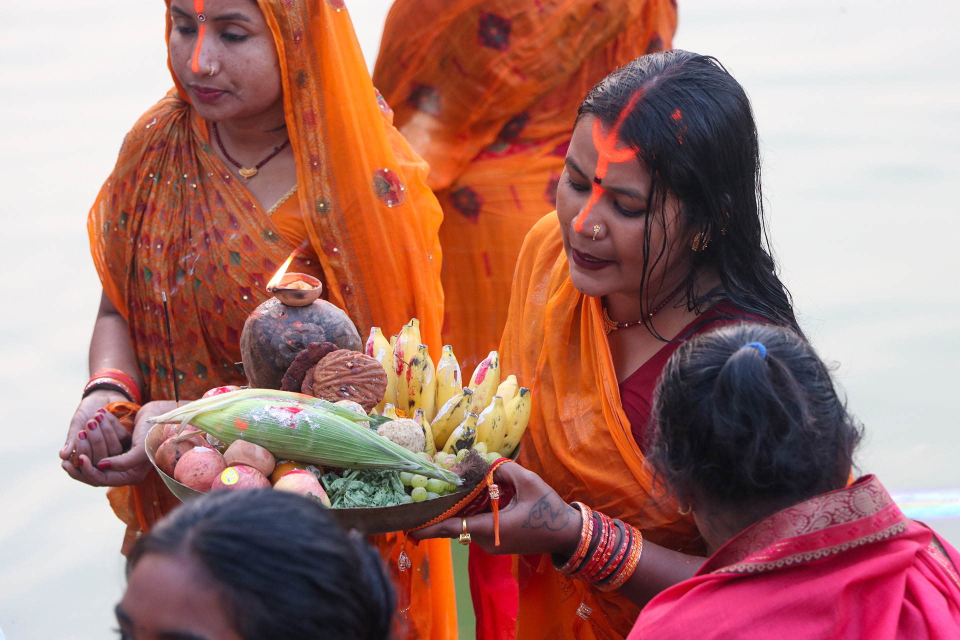 उदाउँदो सूर्यलाई अर्घ्य अर्पण गर्दै चैती छठ सम्पन्न (तस्बिरहरु)