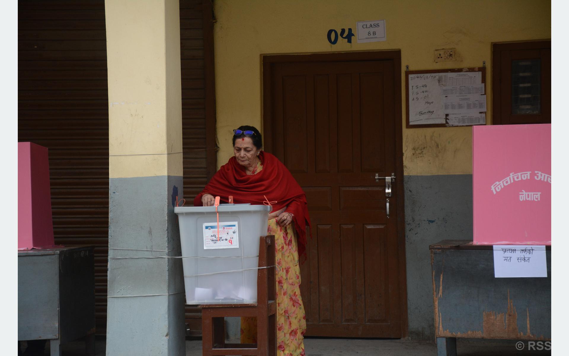 प्रथम महिला पौडेलद्वारा मतदान