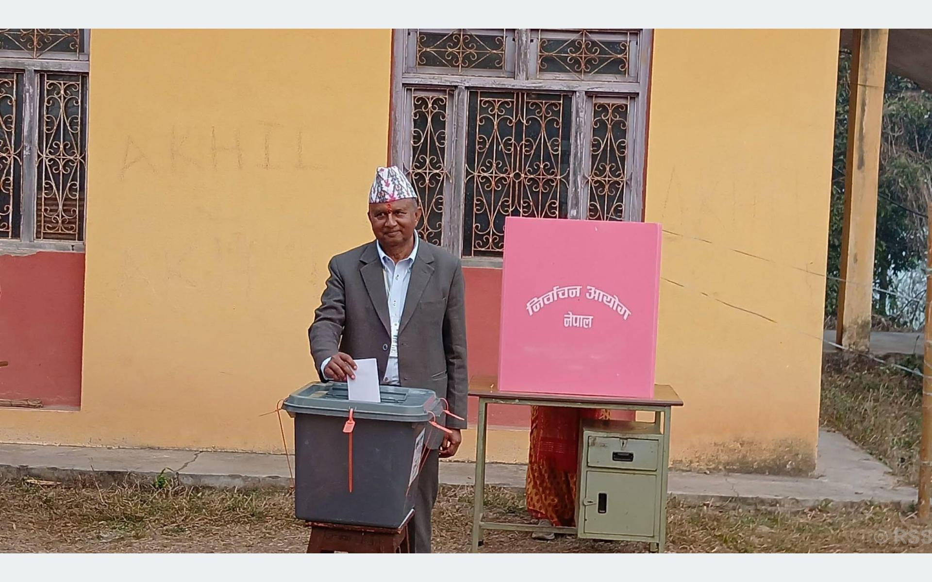 एमाले महासचिव पोखरेलद्वारा मतदान