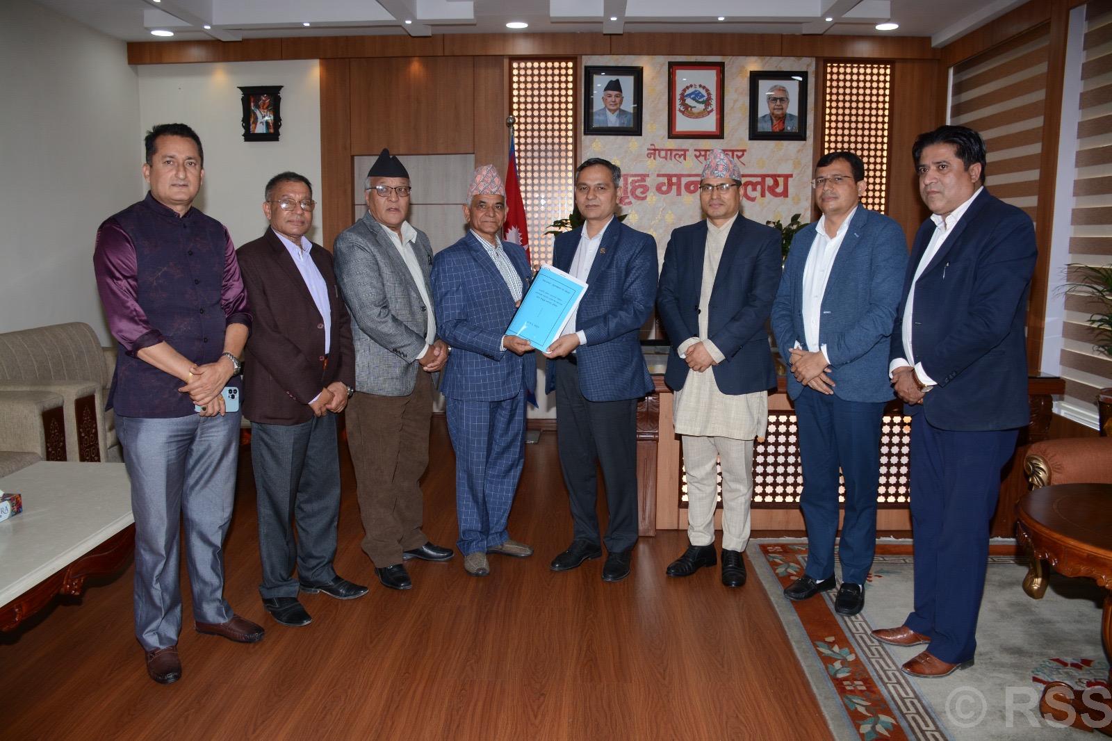 गृहमन्त्री अर्यालसमक्ष यातायातसम्बन्धी आयोगको प्रतिवेदन पेस