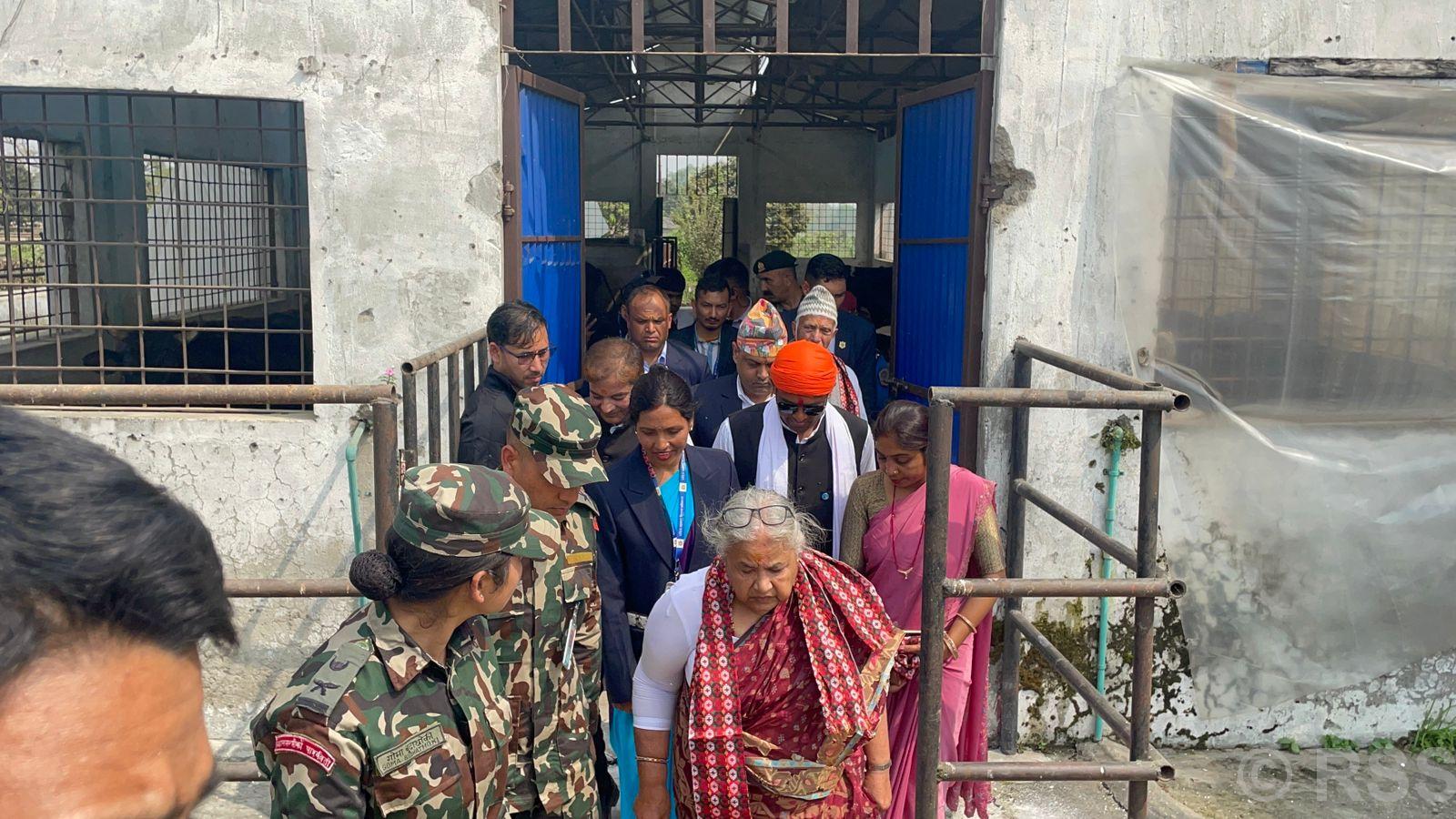 प्रधानमन्त्री कार्कीद्वारा महोत्तरीको गाई गौशाला निरीक्षण