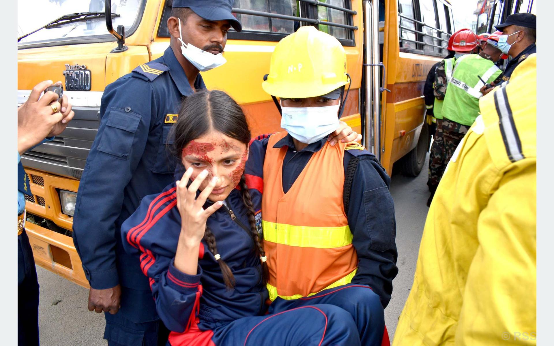 सल्लाघारीस्थित मुख्य चोकमै जब दुई वटा बस ठोक्किए…