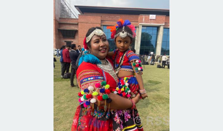 पहिचानको महत्व बुझाउन परम्परागत वेषभूषामा सांसद्