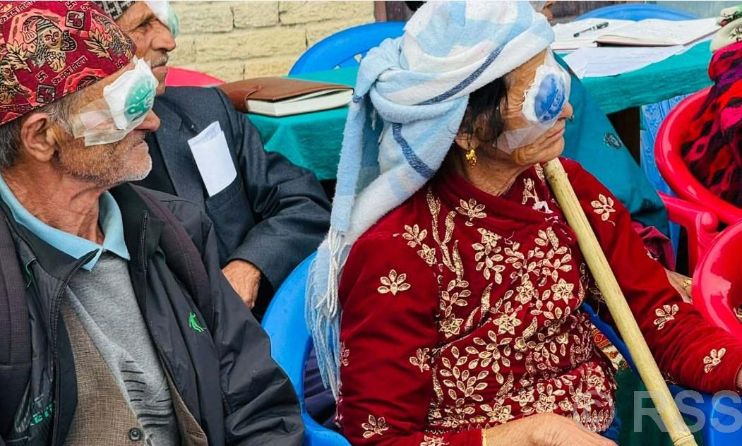 परिवारको साथ लिएर आँखा शिविरमा आएका वृद्धवृद्धा उपचारपछि आफैँ घर फर्किए