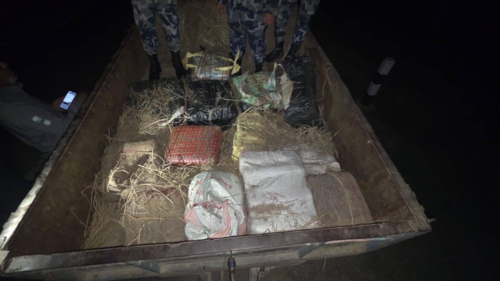 पर्साको पशुजारबाट २ सय १८ किलो गाँजासहित ट्याक्टर नियन्त्रणमा