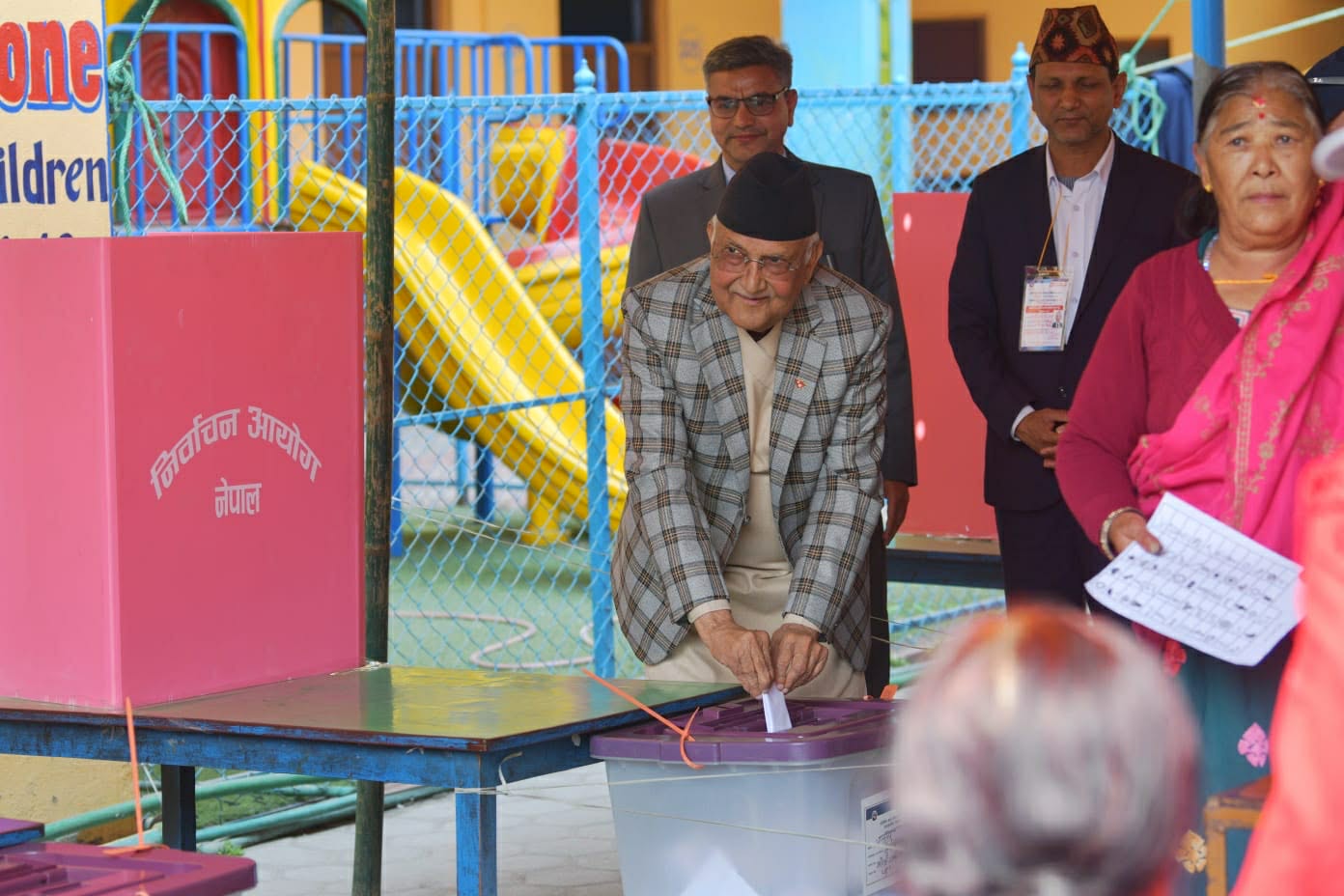 बालकोट पुगेर एमाले अध्यक्ष ओलीले गरे मतदान (तस्बिर)