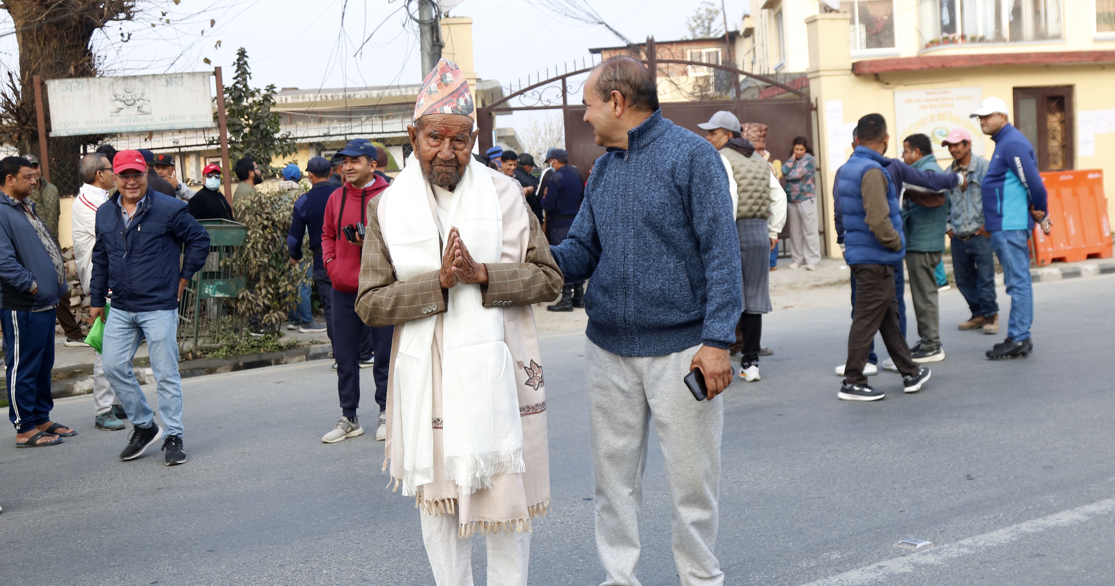 एक सय पाँच वर्षीय खड्काले गरे पहिलो मतदान