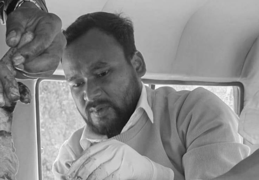 गुडिरहेको एम्बुलेन्सभित्रै चिकित्सकले उपचार गरेपछि…