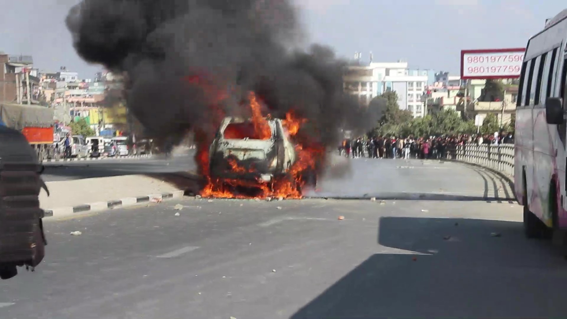 काठमाडौंमा २ वटा गाडीमा आगो लगाइयो