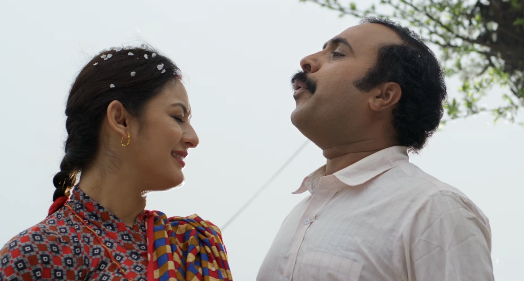 रामकृष्ण ढकाल निर्मित ‘मालती मंगले’को शीर्ष गीत ‘सुनैको सपनी’ सार्वजनिक, सङ्गीतकारलाई गितार उपहार