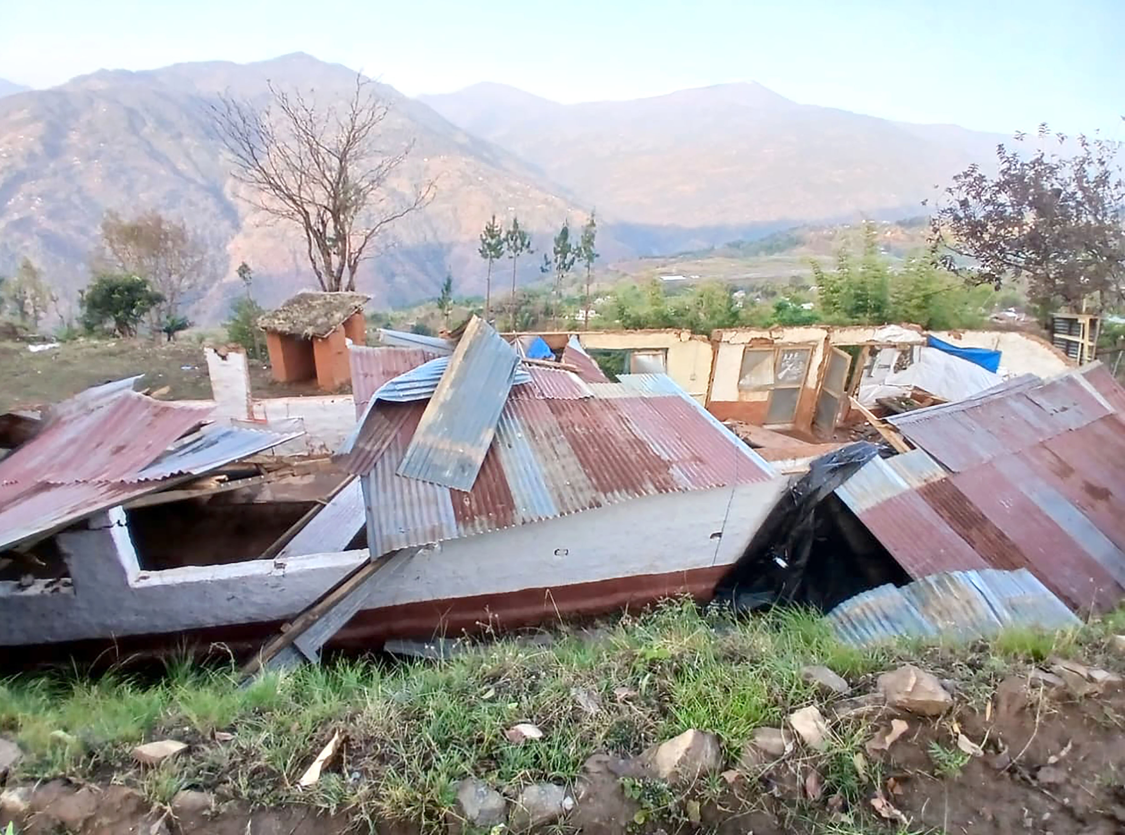 हावाहुरीले दर्जनौँ घरगोठ तथा विद्यालयको छाना उडायो