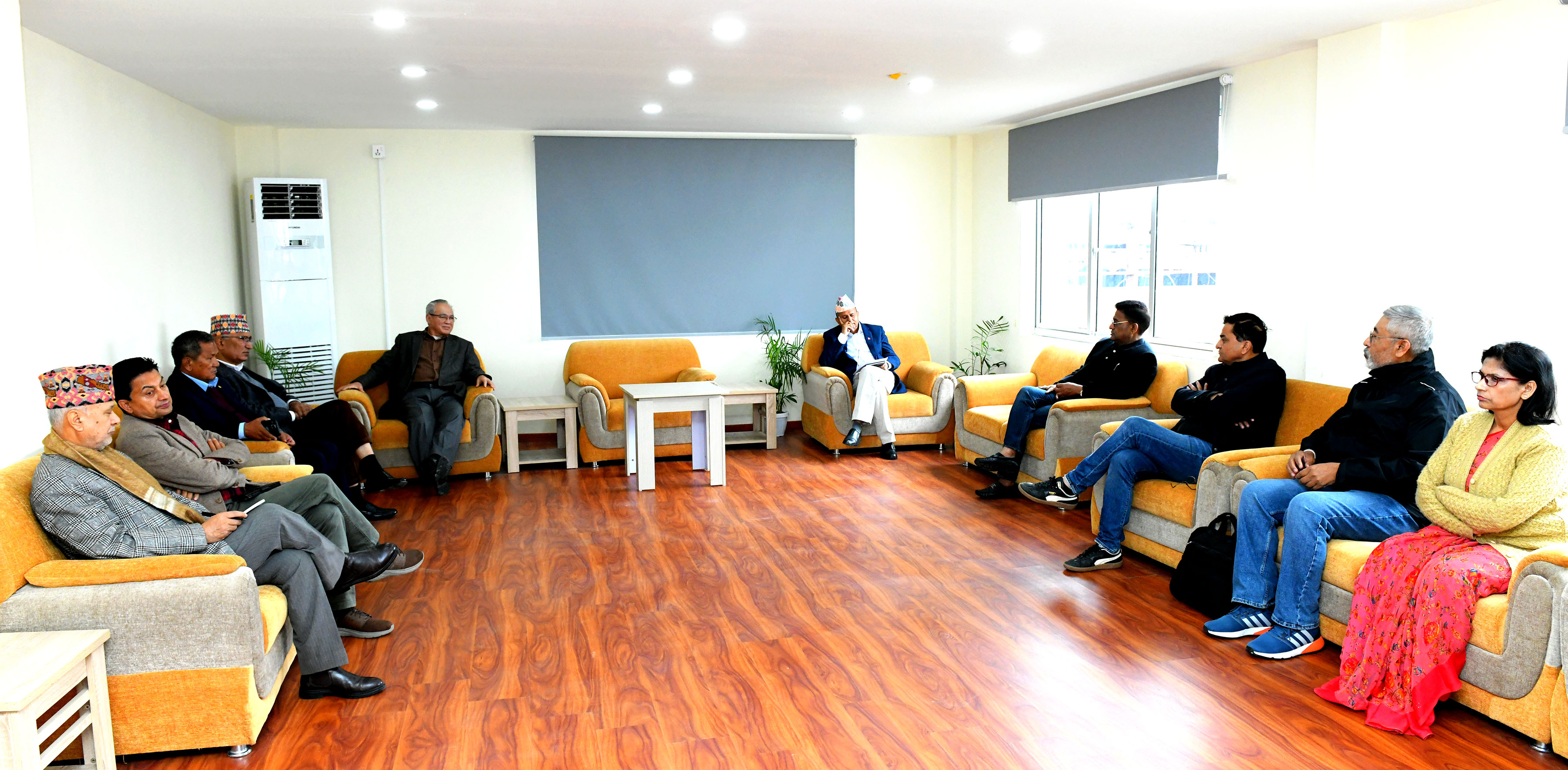 च्यासलमा एमाले सचिवालयको आकस्मिक बैठक, चावहिलमा प्रदर्शन