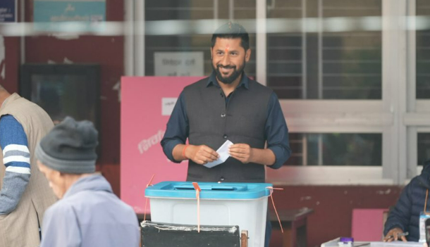 चितवन २ : रवि लामिछानले भारी मतले अगाडि, पछ्याउदै मीना खरेल