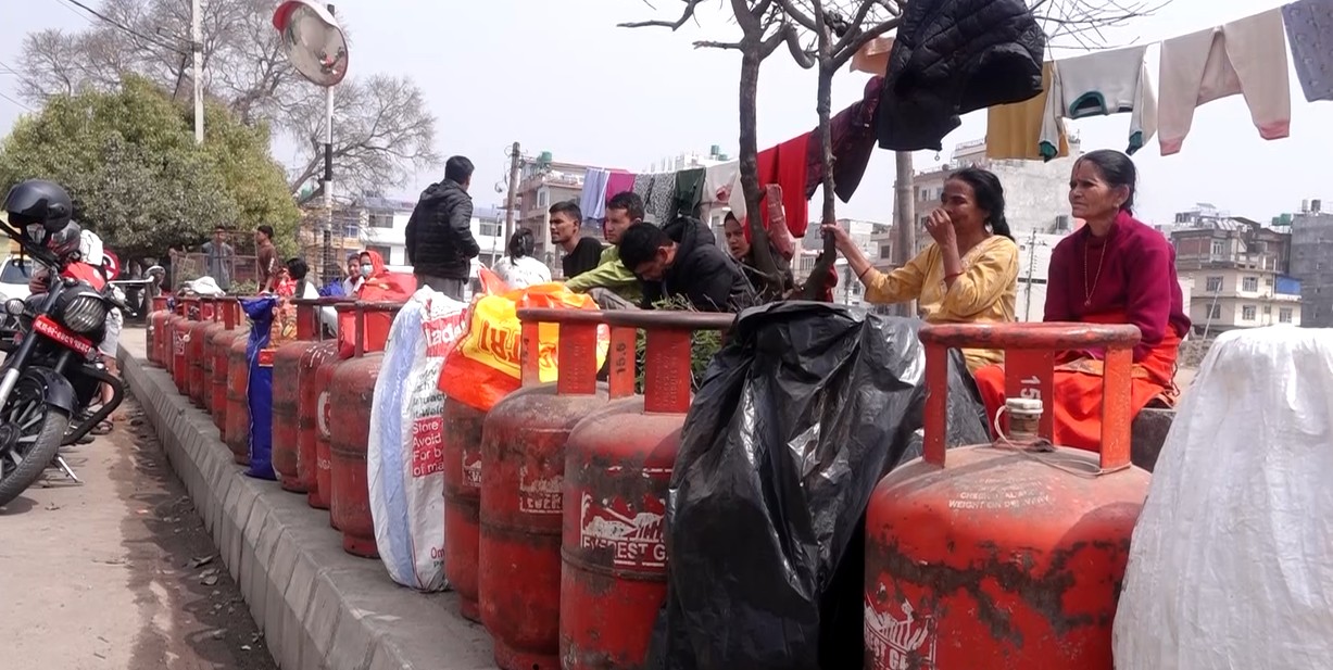 एलपी ग्यास बितरणमा समस्या हुँदा उपभोक्ता मारमा