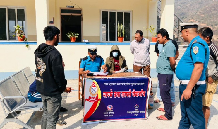 रामेछाप प्रहरीले सुरु गर्‍यो सार्वजनिक सवारी चलाकको लापसे जाँच