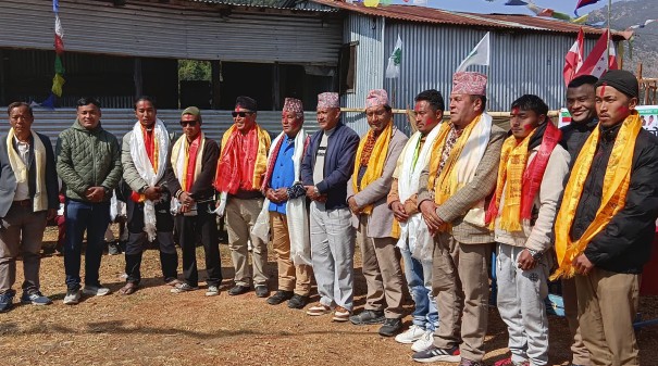 दोलखामा एमालेका पूर्ववडाध्यक्ष सहित रास्वपाका नेता कांग्रेसमा प्रवेश