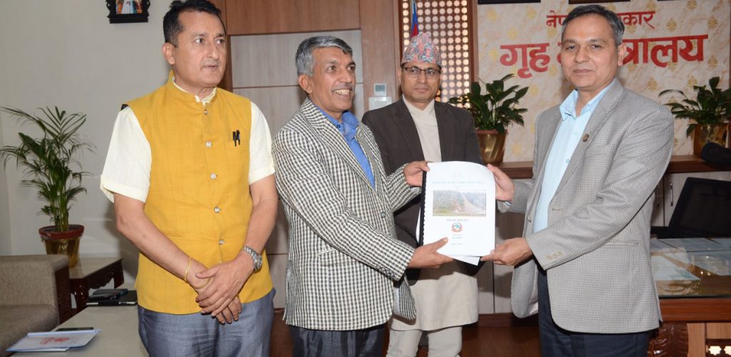 गृहमन्त्रीसमक्ष धादिङ बस दुर्घटना छानबिन कार्यदलको प्रतिवेदन पेस