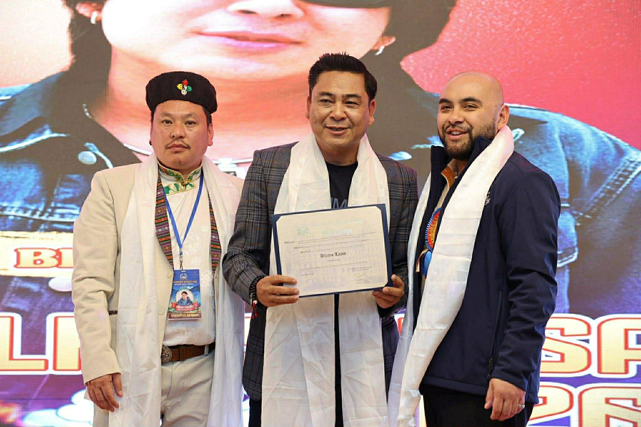 न्यूयोर्कका एसेम्ली मेम्बर स्टेभेन रागाद्वारा गायक बिजय लामा सम्मानित