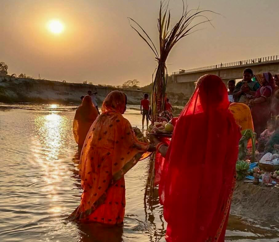 रौतहटसहित मधेशमा चैती छठको समापन : उदाउँदो सूर्यलाई अघ्र्य दिँदै विसर्जन