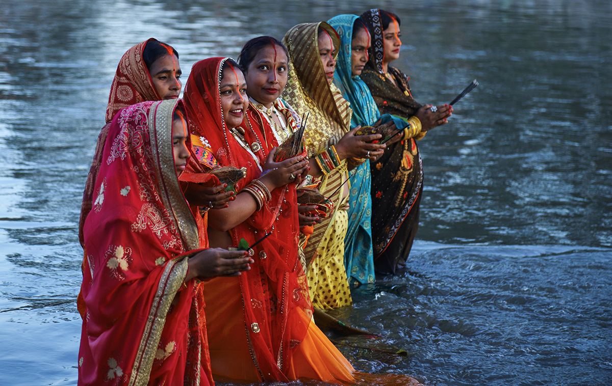 अस्ताउँदो सूर्यलाई अर्घ दिएर आज चैती छठ पर्व मनाइँदै