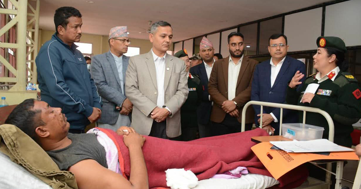 गृहमन्त्री अर्यालद्वारा रामेछाप दुर्घटनाका घाइतेको स्वास्थ्य अवस्थाबारे जानकारी