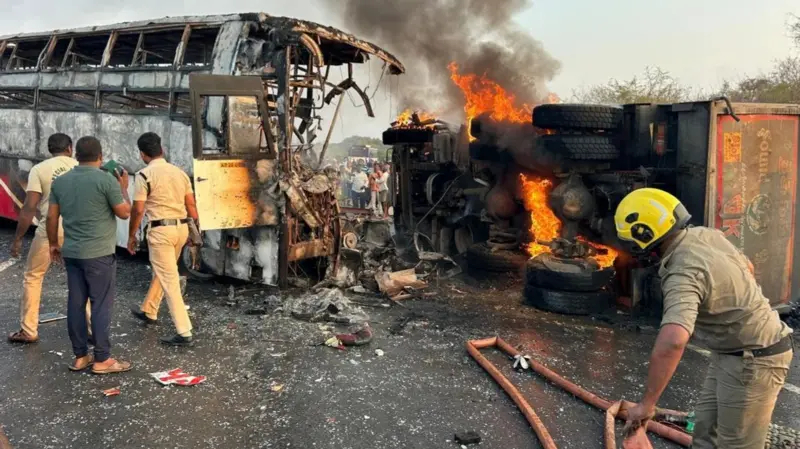 बस र ट्रक ठोक्किएर आगो लाग्यो, १४ जनाको मृत्यु