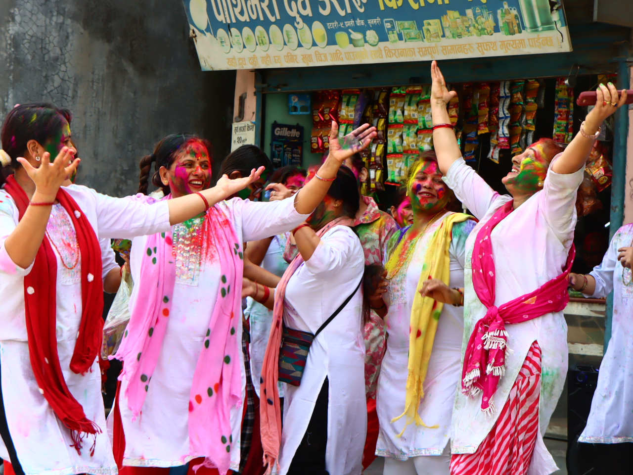 तराईमा घरघरमा होली, बाहिर चहलपहल कम (तस्बिर)