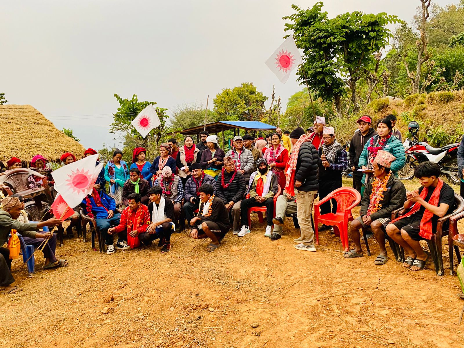 संखुवासभामा डा.अर्जुन कार्कीलाई जिताउन भन्दै एमाले प्रवेश