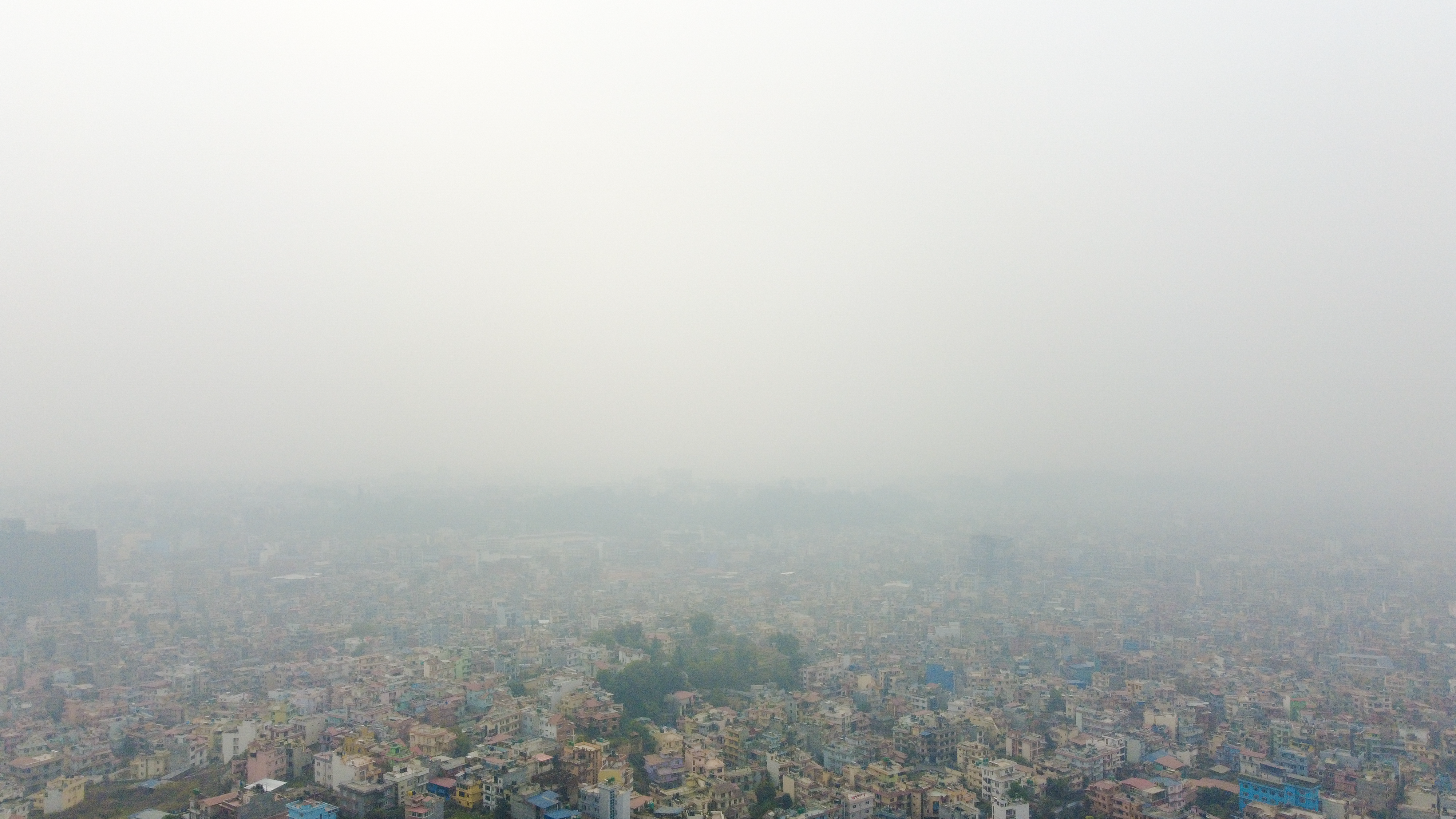 तुवाँलोले ढाकेकाे काठमाडौं (तस्विरहरु)