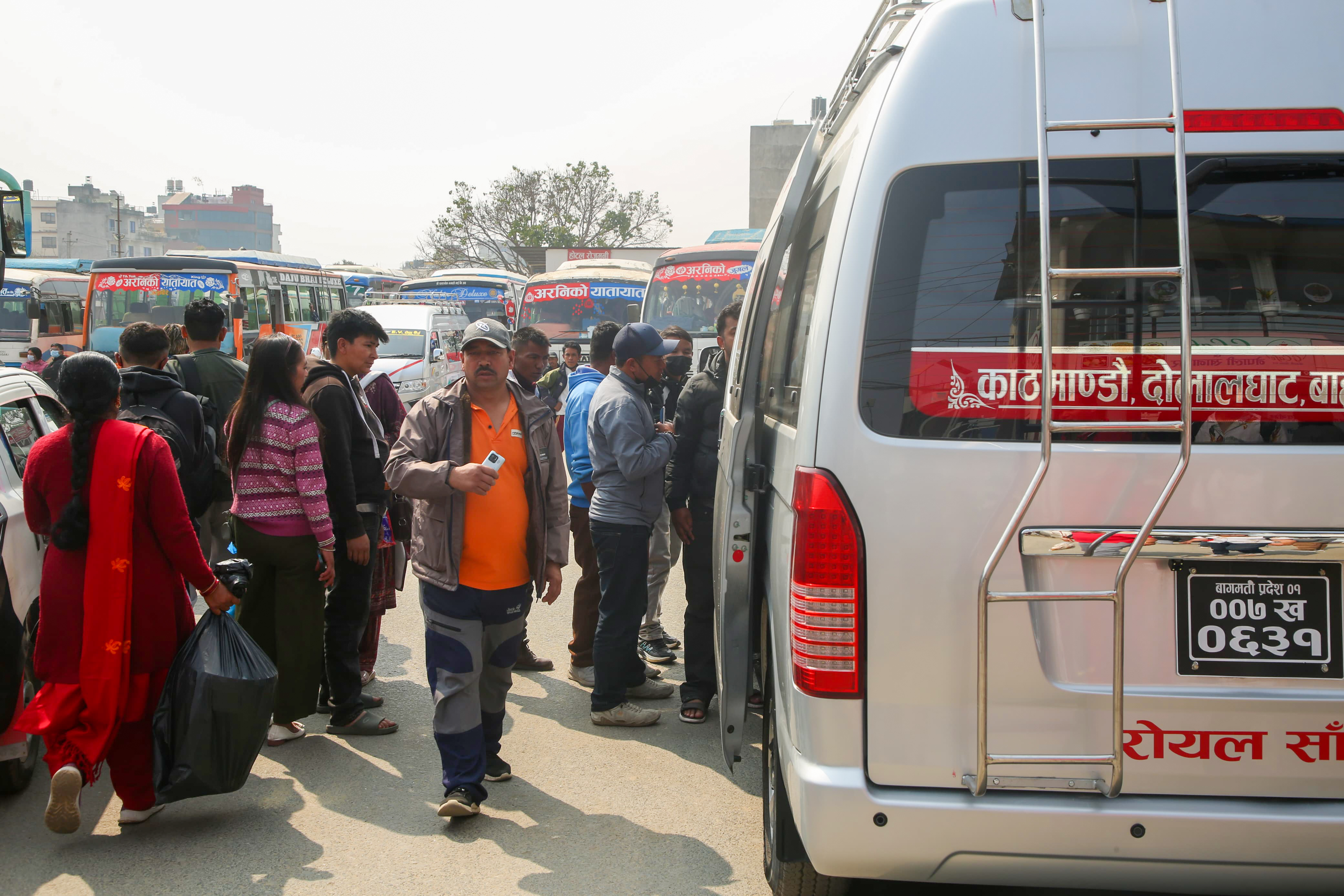 भोट हाल्न गाउँ फर्किंदै मतदाता (फोटोफिचर)