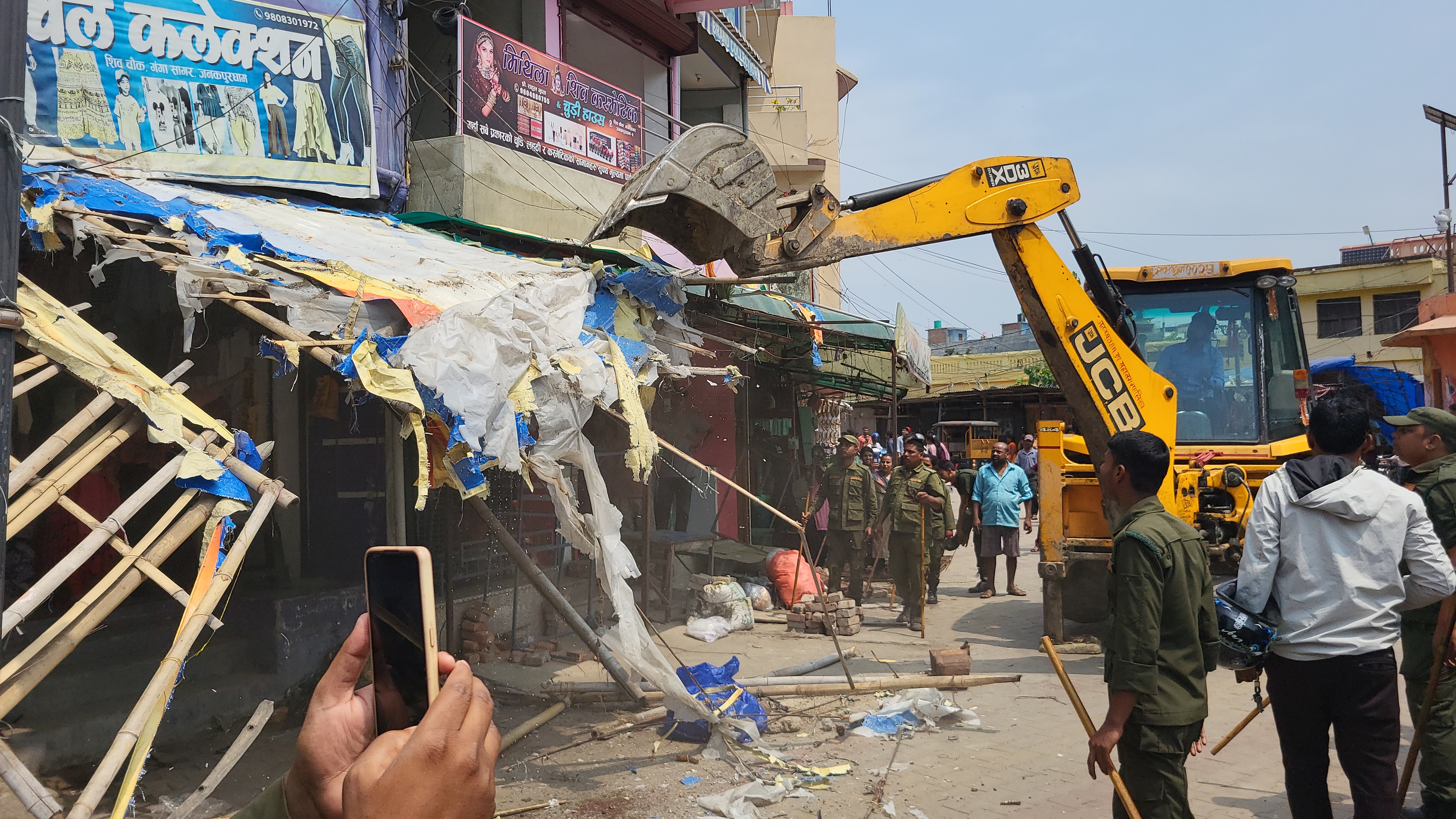 गंगा सागर पोखरी नजिक अनाधिकृत टहरा र फुटपाथका पसलहरुमा चल्यो डोजर