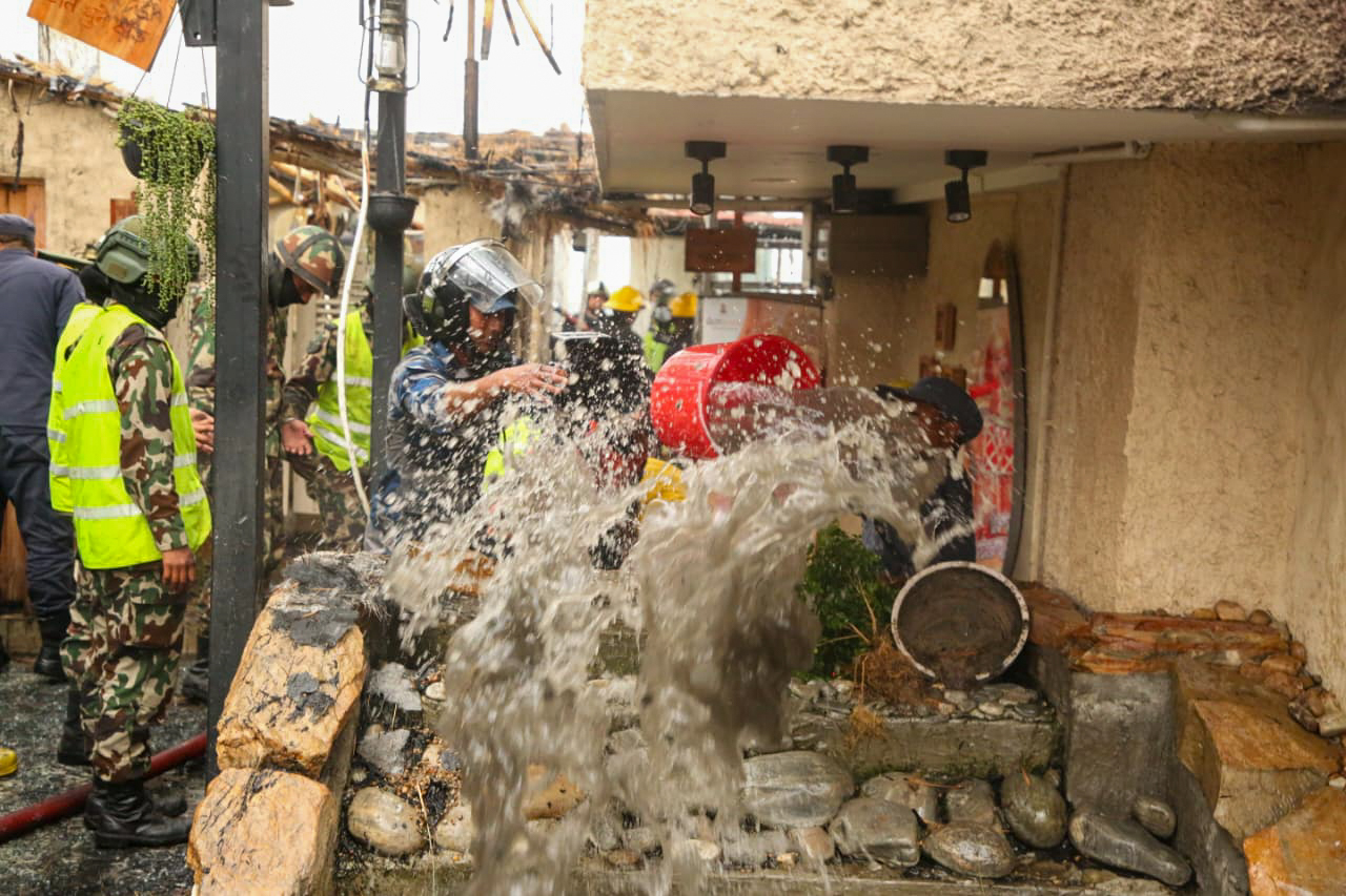 ललितपुरको दाउरा थकाली रेस्टुरेन्टमा भएको आगलागी नियन्त्रणमा (तस्बिरहरू)