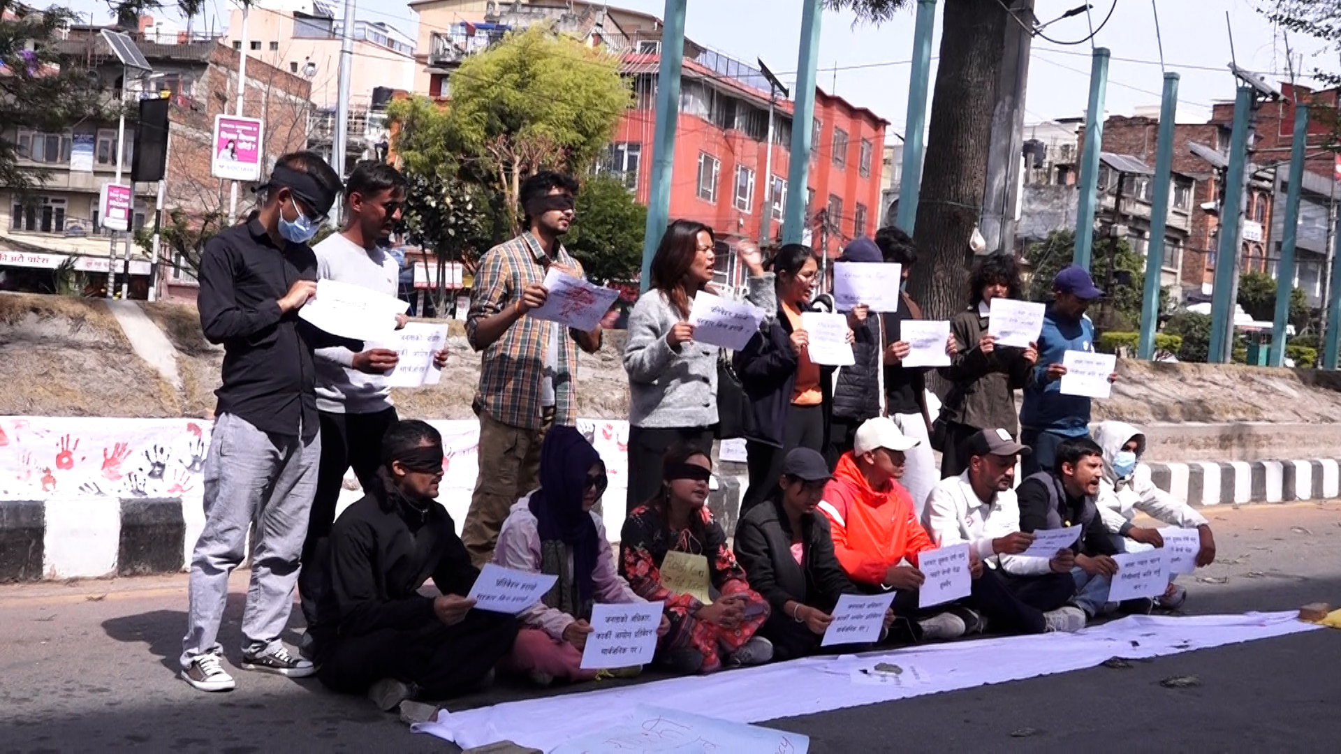 कार्की आयोगको प्रतिवेदन सार्वजनिक गर्न माग गर्दै माइतीघर मण्डलामा प्रदर्शन (तस्बिरहरू)